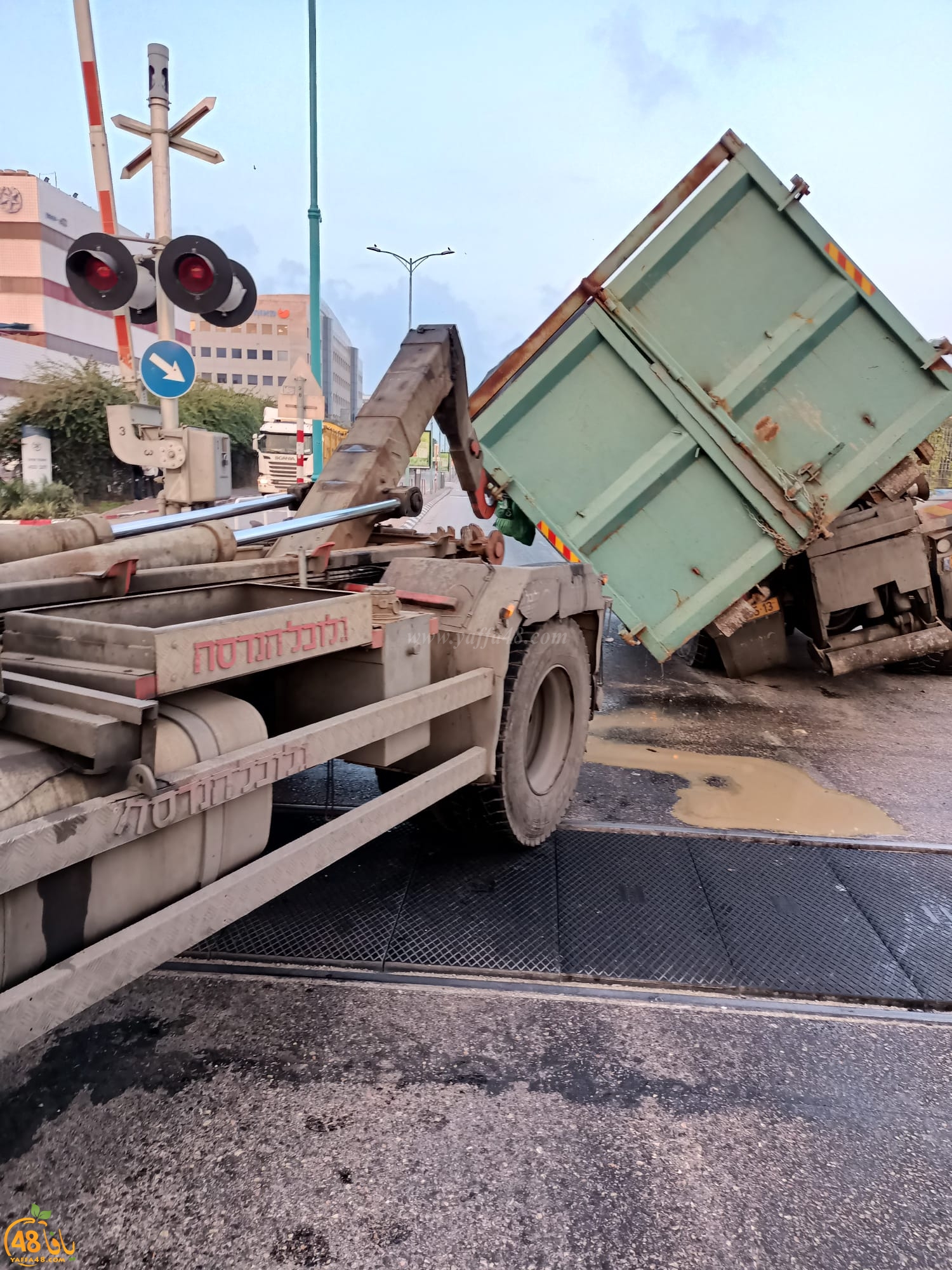  اللد: سقوط حمولة شاحنة في مدخل المدينة دون اصابات